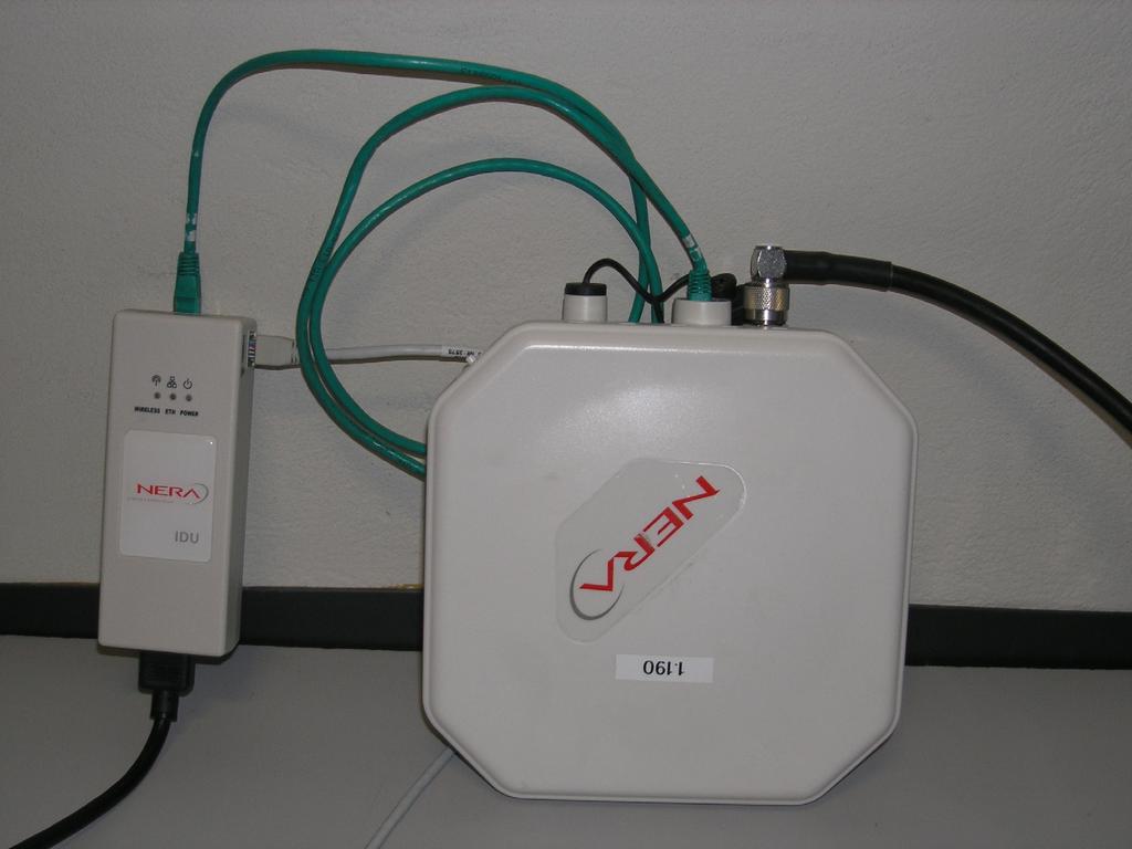 Figur 2.2 CPE består av én innendørsenhet (venstre) og én utendørsenhet (høyre). IDU fungerer som strømforsyning for ODU og tilkoblingspunkt for Ethernet, og finnes både for 220 V AC og 10,5 32 V DC.
