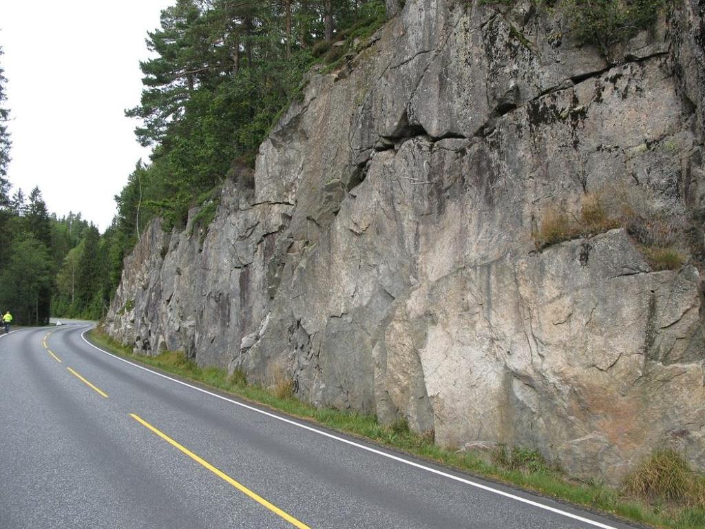 8 Figur 9 Viser naturlige sprekkeflater som skjæringen (ved Hefteheia) er lagt mot. Dette sprekkesettet dominerer sprekkeutvalget i bergmassen.