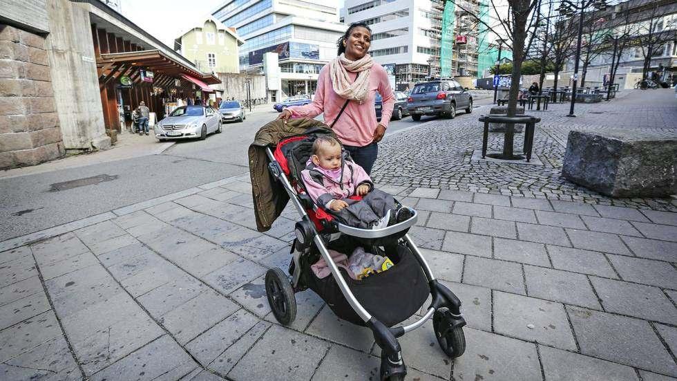 KS mener Regjeringen har bommet på barnehagetall: KS: Flere, ikke færre vil ha plass i barnehage HaimiMaharier en av mange som foretrekker barnehageplass fremfor