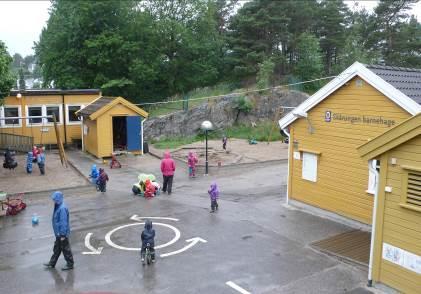 Barnehagen har en variert lekeplass med trær til å klatre i, kupert terreng og utfordringer for barn i alle aldre. Uteområdet ble oppgradert høsten 2014.