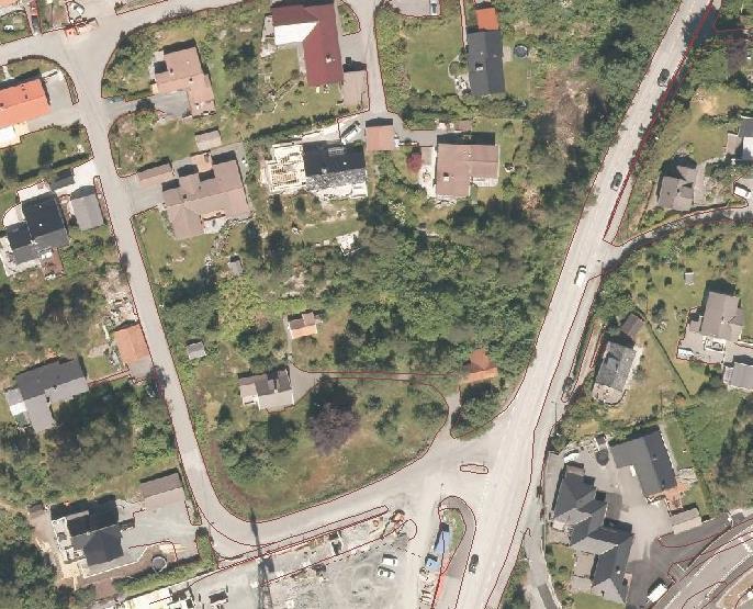 3. Lokalisering og topografi Eiendommen ligger i Ytrebygda bydel med adresse Ruskeneshaugen 5.