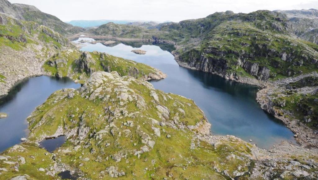 3 LANGAVATNET INNSJØEN Langavatnet (innsjø nr. 1693) ligger på grensen mellom Kvinnherad og Jondal kommune. Innsjøen har en naturlig vannstand på 962 moh.