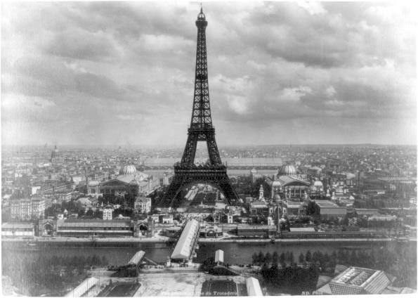 Kampdag for arbeidere Arbeidernes internasjonale kampdag ble første gang markert i 1889. I Paris, som er en by i Frankrike. Der var det en samling av mange arbeidere som snakket om arbeid.