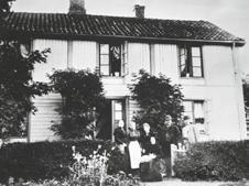 f l ag s ta d -fa m i l i e n: Dette er et interessant bilde. Det viser Flagstad-familien foran Strandstuen i 1894, året før Kirsten Flagstad ble født.