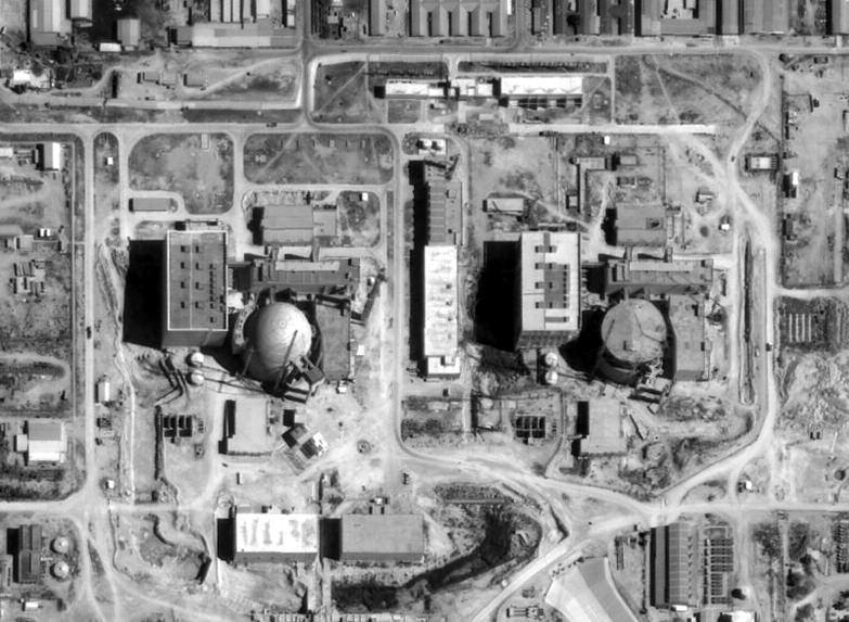 Satelittbilde av iranske atomreaktorer i Bushehr. mot Israel med våpen; er en maktbase for Ali Khamenei; men samtidig også en aktør på egne premisser.