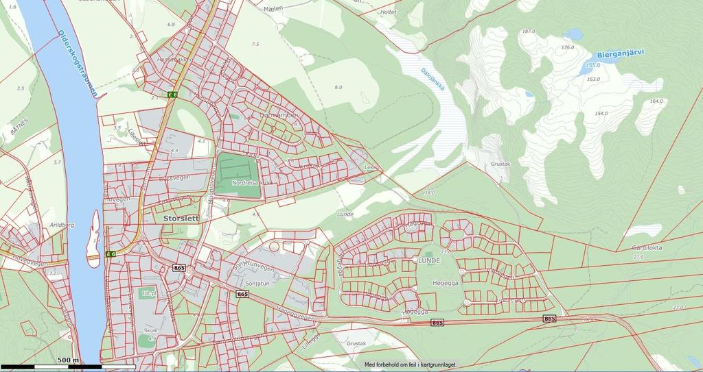 Kartutsitt som viser plagrese med svart stiplet lije, og eiedomsgreser med røde lijer..4. Plaområdets avgresig. Plaområdets avgresig er i hovedsak iht. eiedomsgresee tilkyttet eiedommee gbr.