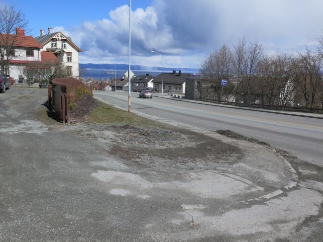 Figur 9 Sikt Byåsveien mot nord og mot sør fra Sverre