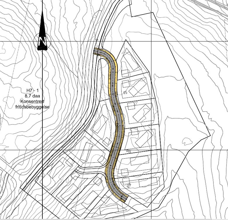 Ny bebyggelse knyttes til ny avkjøring fra Svartskardvengen. Regulert atkomstveg (V1) er regulert i 8,0 meter bredde med 4 meter regulert kjørebane.