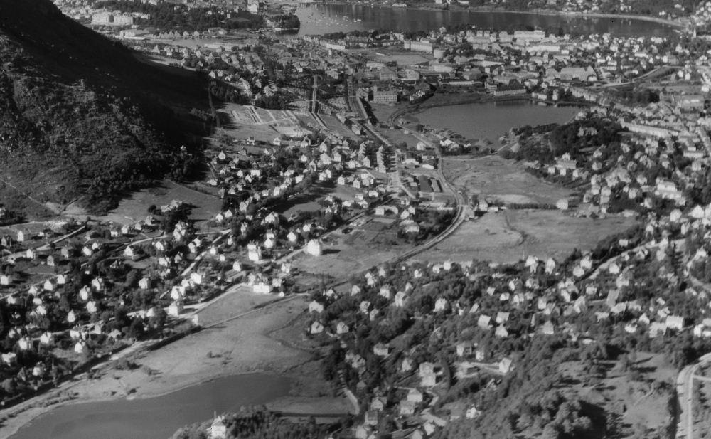 Første del av veien ble bygget mellom Elvebakken og Conrad Mohrs vei ca 1950. I 1970 var hele kanalen tildekket.