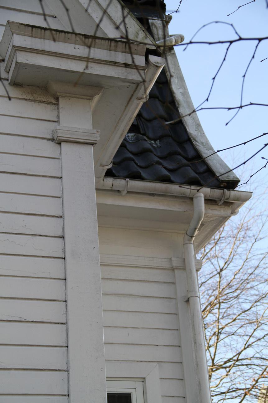 Nr 1 er det gamle gårdshuset til Solheim gård. Nedenfor gårdshuset ligger det to rekker med rekkehus i mur fra 1930-tallet i et tidstypisk arkitektonisk uttrykk.