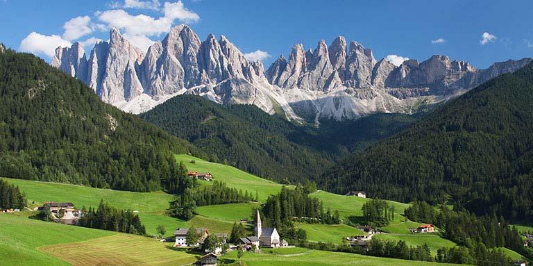 TUR TIL DOLOMITTENE I SYD-TYROL! Fra tirsdag 20.juni til tirsdag 27.juni 2017 8 dager Dolomittene er den delen av alpene som ligger i Syd-Tyrol, og som grenser til Østerrike.