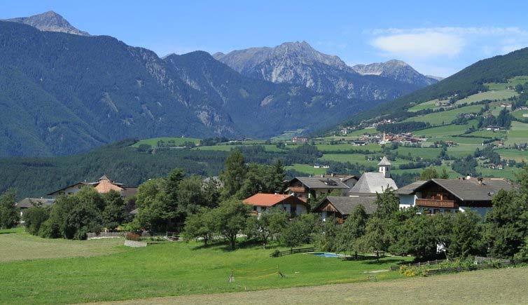 Avstand til de nærliggende byer fra Rodeneck: Mühlbach 5 km, Brixen 15 km, Sterzing (Vipiteno) 25 km, Bruneck 25 km, Bozen (Bolzano) 55 km, Toblach 54 km Rodeneck Torsdag 22.