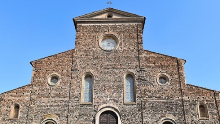St. Peter Apostle katedralen i Faenza. Forlì (22.1 km) Den lille byen Forlì ble grunnlagt av romerne i det 2. århundret f.kr. og ligger mellom Via Consolare og veien som gikk mot Toscana.