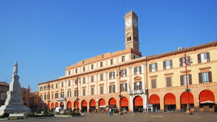 Det berømte Palazzo Comunale i Forlì. Basilica di San Vitale (15.