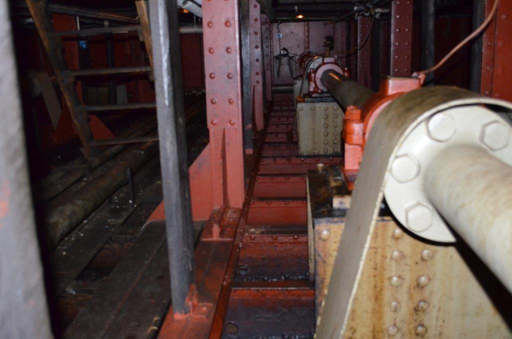 PROPELLAKSELTUNNELL Siden Ammonias maskin står midtskips, strekker tunnelen seg fra akterstevn og helt frem til skott 37. Det er to propellakslinger.