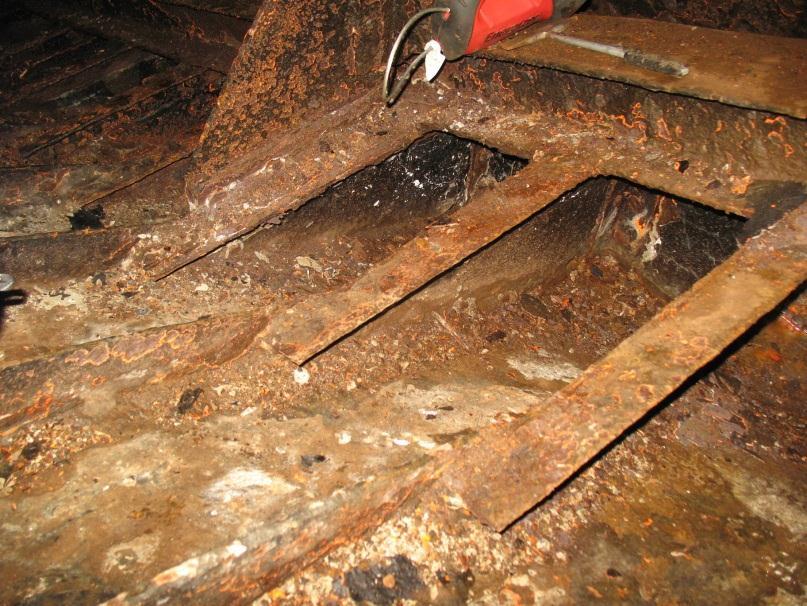 Mot baugen var tilstanden på stålet så dårlig at det må påregnes en del stålutskifting. Blant annet var det rustet hull i forre spant, bunnstokk, og baugband.