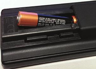 Sette inn batterier i fjernkontrollen Løft dekselet på baksiden av fjernkontrollen forsiktig. Sett inn to AAA-batterier. Kontroller at tegnene (+) og (-) matcher (observer riktig polaritet).
