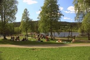 I dag drar vi på badetur til Ulsrudvann. Vi går gjennom skogen på veien dit og har noen morsomme aktiviteter mens vi går.