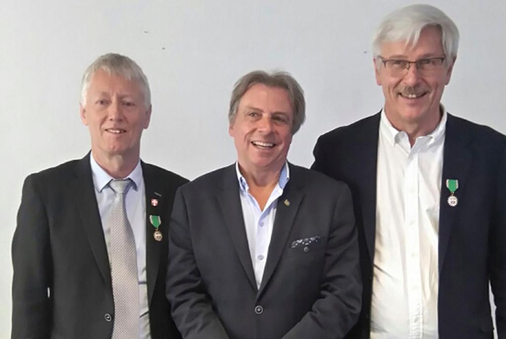 UTMERKELSER NPIs styre Ivar Thoresen delte ut NPIs hederstegn i gull til Gunnar Andersen (til venstre) og Mogens Lauridsen (til høyre).