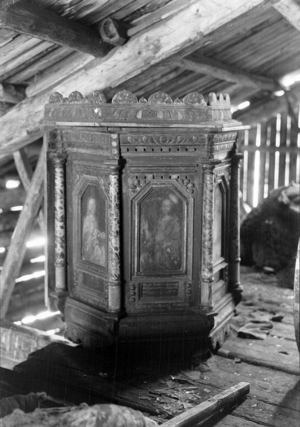 6. Tidligere behandling og dokumentasjon Det eldste fotografiet som vi har funnet av prekestolen er tatt av Schrøder, mens den befant seg på loftet på låven på Støvne gård der den ble oppbevart en