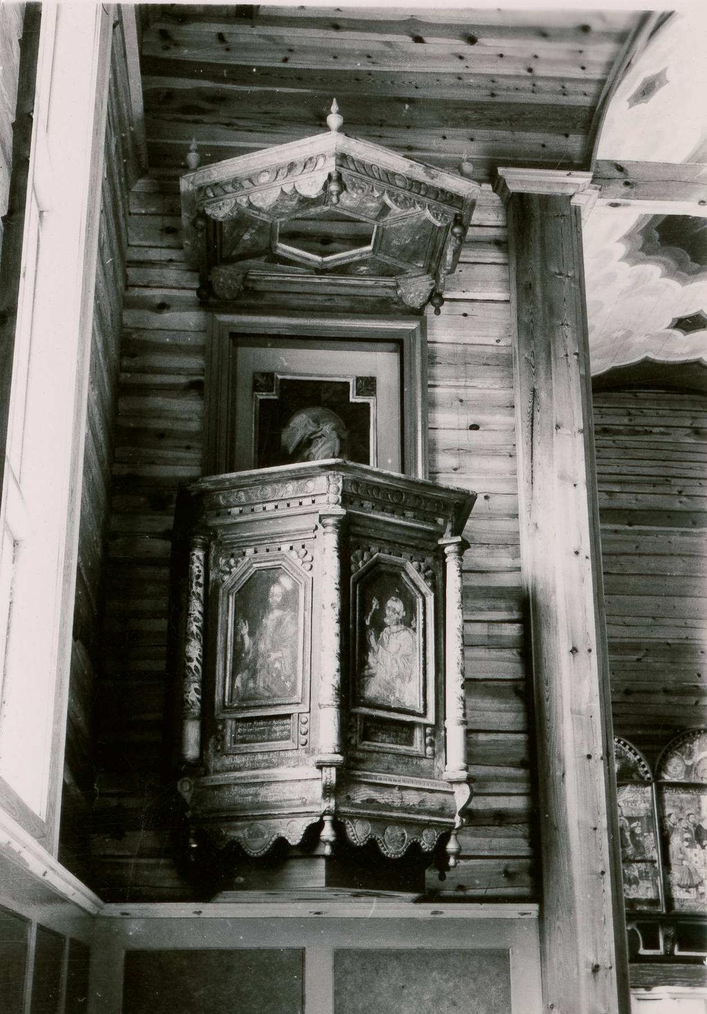 Fig. 16: Prekestolen på plass i Hessdalen kirke.