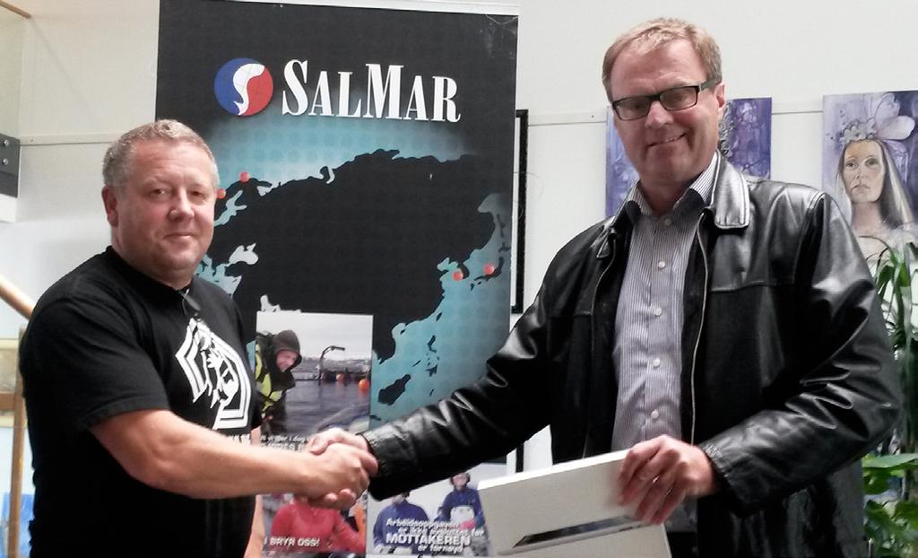 Bildet over er fra avtaleinngåelsen med lakseprodusenten SalMar ved Ken Schønningsen.