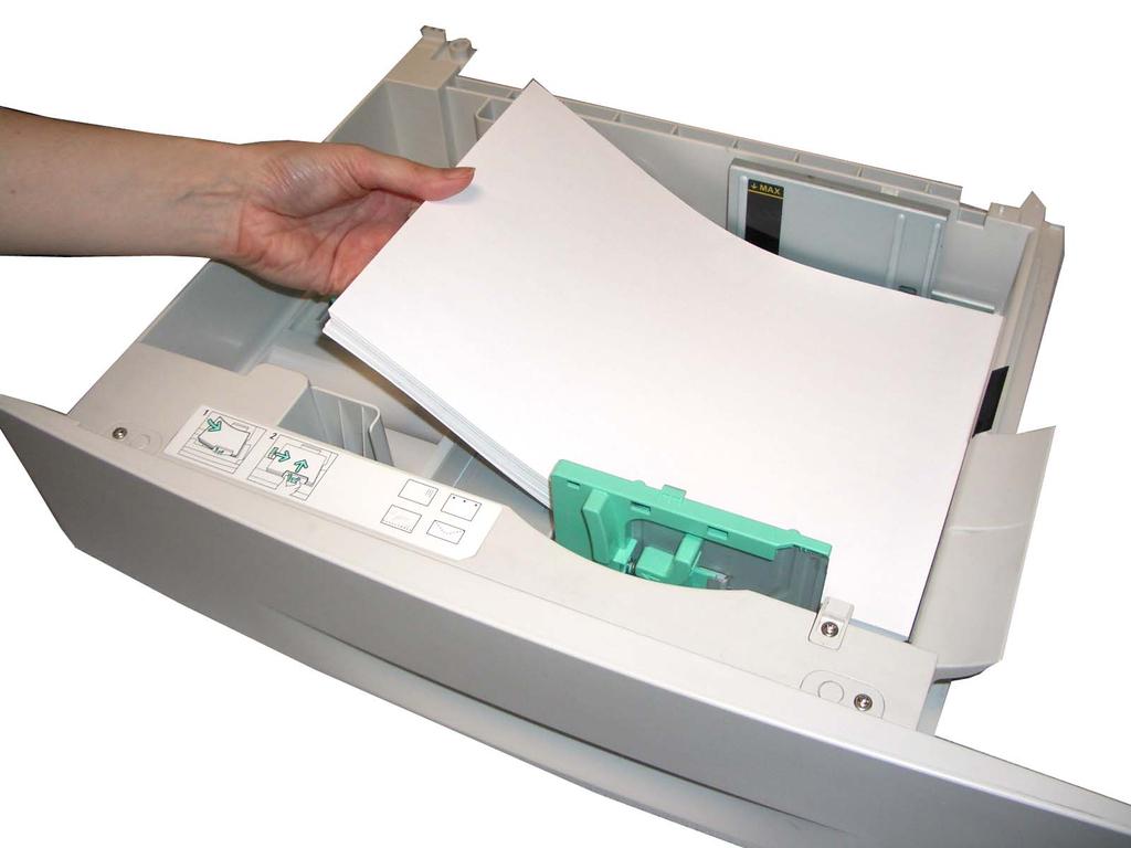 8 Papir og annet materiale Papirmagasinene kan ta opptil 520 ark med vanlig papir på 80 g/m 2. 3. Luft papiret, og legg det i magasinet.