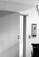 Til den utenpåliggende skyvedøren benyttes en dør som er en modul større enn bredden på døråpningen. Ved siden av døråpningen kreves plass i samme størrelse som døren.