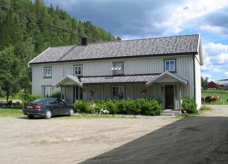 At den ene enden av låna er uthus lagt under samme tak som boligdelen, er vanlig langs kysten og i trønderlånets nordligste