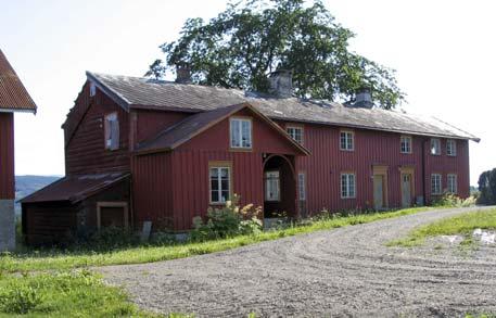 Gårdsanlegget på Krossgården med mange hus ligger i et stramt firkanttun på en markert høyde.