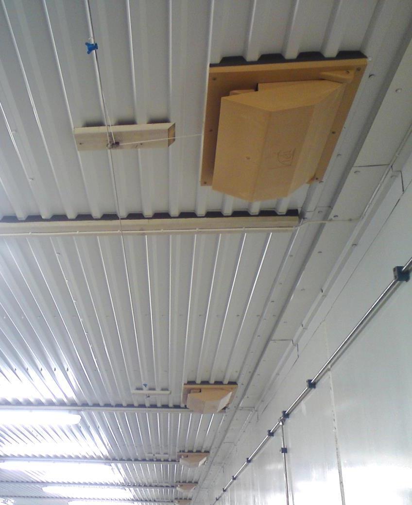 Wiretrekk loftsventiler: Loftsventiler monteres til wire på samme måte som veggventiler, men wire går langs taket istedenfor langs veggen (se bilde nede til venstre).