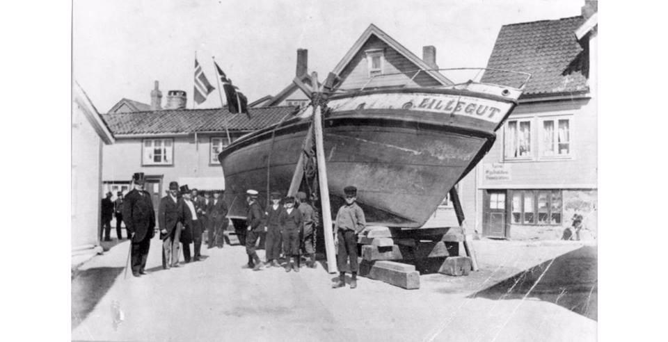 DAMPBÅTEN «LILLEGUT» I 1900 vart det kjøpt inn en liten dampbåt som skulle fraktes til Ørsdalsvatnet.