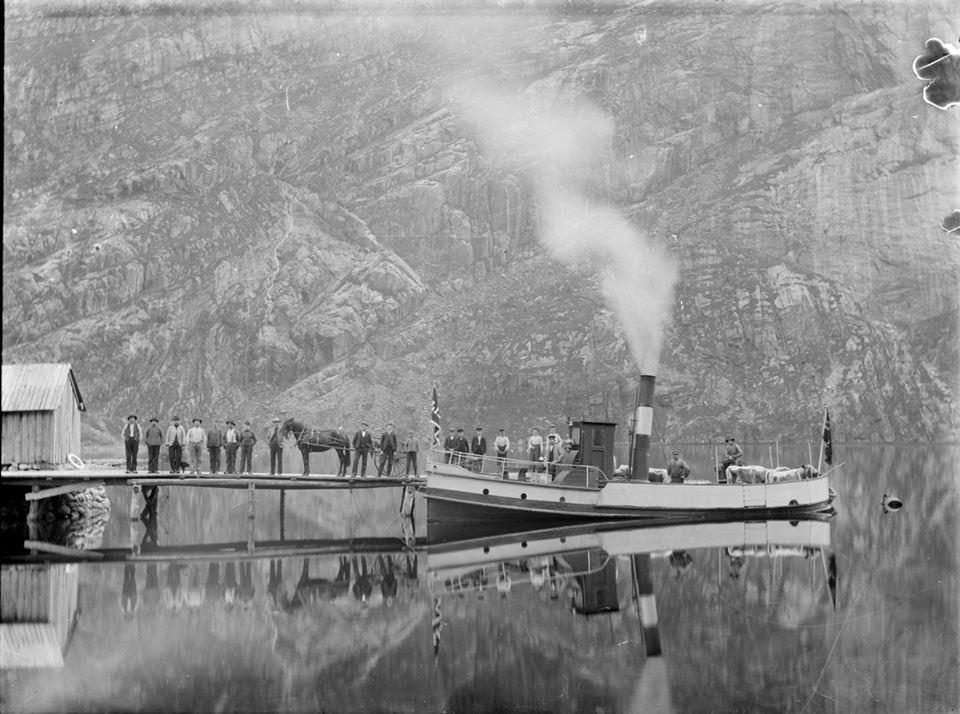 Så lenge det har budd folk i Ørsdalen har de slite på årene langs vatnet i storm og stilla. Men i 1900 vart det annerledes, da fekk de den første motoriserte båten.