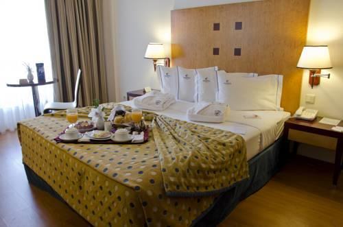 2 HOTELL Hotel Vip Exec Santa Ira 4* (Lisboa) 1 NATT Dette 4 stjerners hotellet ligger ca. 15 minutters kjøring fra flyplassen.