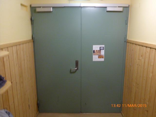 70 cm - Åpningsbart sidefelt med panikkbeslag - Dørautomatikk med veggbryter og adgangssystem med kortleser.