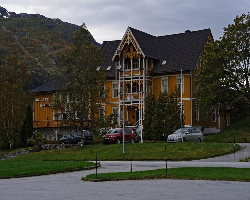 Jølster Mottak: Norsk Folkehjelp (2011 -) 98 Ordinere plassar 80 plassar på Jølster hotell 18 plassar desentralisert mottak.