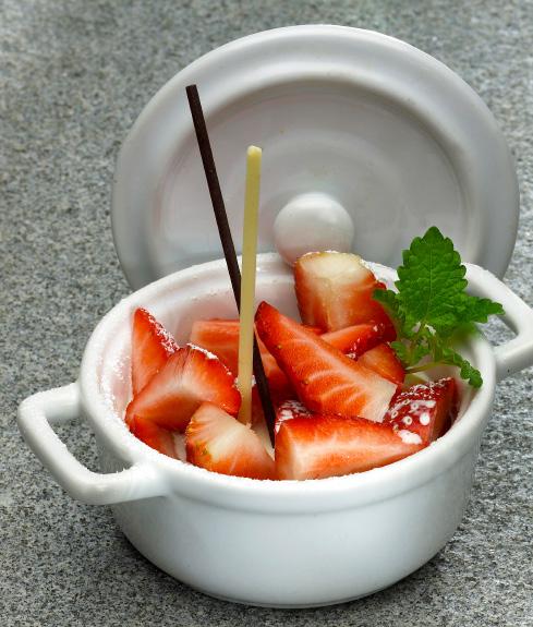 Server gjerne panna cotta med jordbærcoulis. 17. mai - smoothie Jordbær med fløte er en klassisk dessert i jordbær sesongen langs hele Norges land.