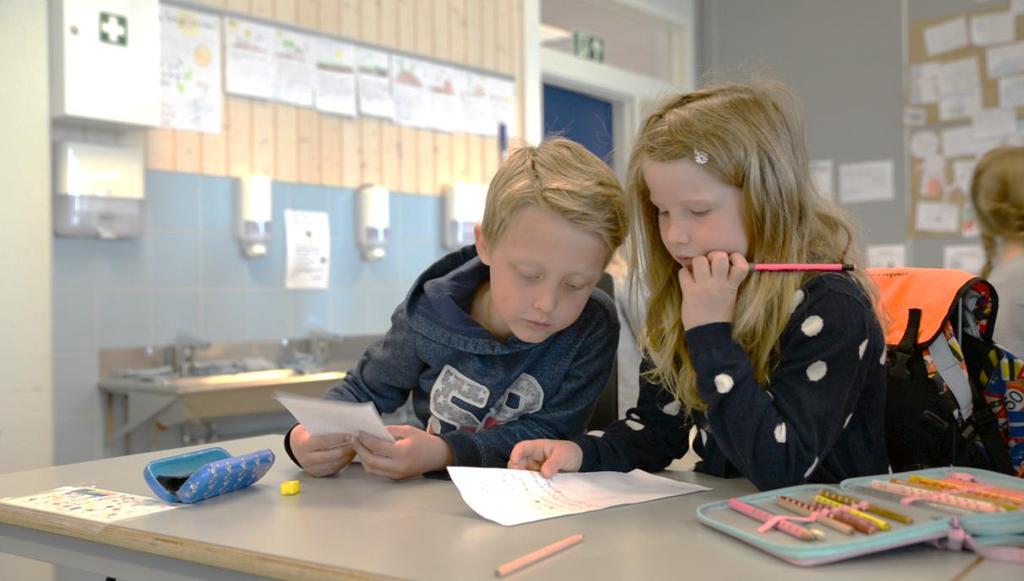 godkjenne adjektivene til hvert enkelt læringspar. Til slutt skriver de en ting dyret er flink til. Ved å bruke adjektivene og verbene som de har valgt skriver elevene setninger om alle sine syv dyr.