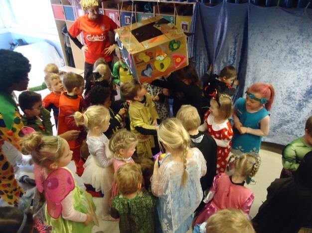 Vi avsluttet februar med et skikkelig karneval med stolte glade barn utkledd som Politi, Brannmenn, troll, klovner, dyr, Superhelter, prinsesser, Minnie mus, drager, riddere og ninja.