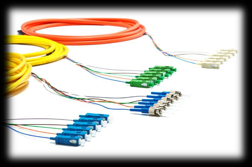 Pre-terminerte singelmodus kabler leveres med monterte kontakter i en eller begge ender.