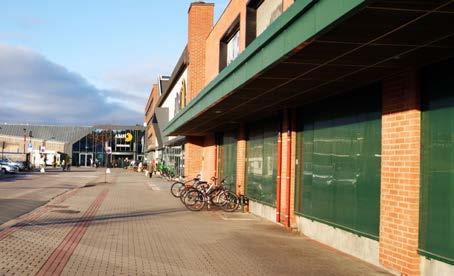 Store, åpne vinduer i fasaden forteller forbipasserende hva som skjer innenfor og fremstår inviterende.