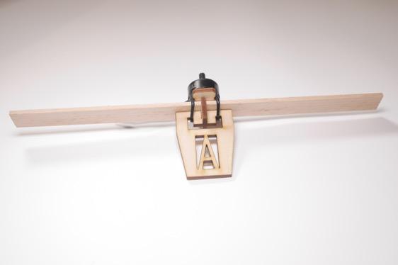 Skruene må skrues med en 1.5 mm umbrakonøkkel eller -trekker, på den siden det er en forsenking i treverket.