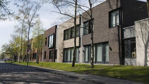 Landsbyen Hogeweyk i Weesp, Nederland Dette prosjektet er med fordi det på en ny måte viser hvordan man kan bygge store "institusjoner" og samtidig bygge på en driftsfilosofi bygget opp rundt