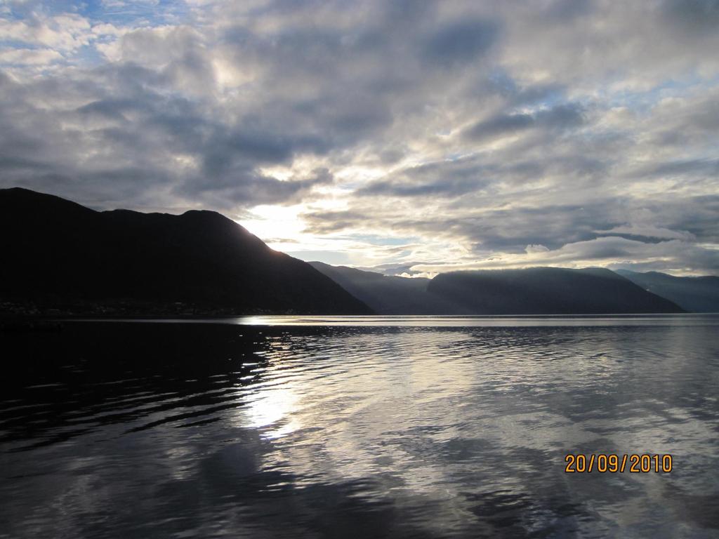 HERMANSVERK MAKRO KVALITETAR/VILKÅR: FJORD, FJELL, LYSNING OG STORMANE,