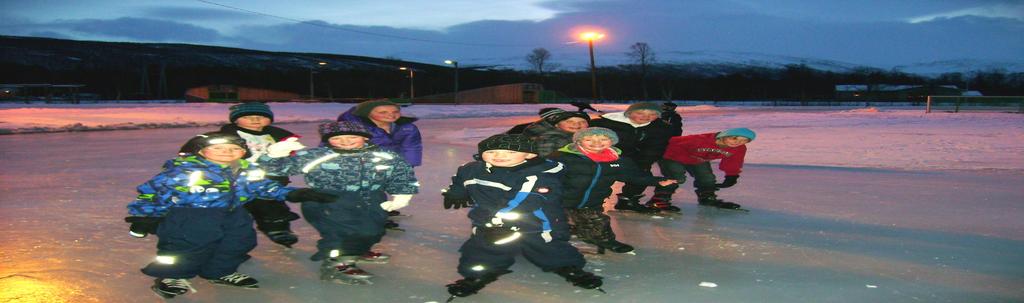 35 Skøytebaner Entusiaster ved skolen har laget to skøytebaner ved skolen, og utallige timer går med for å islegge et ujevnt underlag.