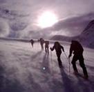 Flott tur, fantastisk utsikt og fint terreng å gå i. Romsdalseggen Turen starter fra Åndalsnes sentrum hvor vi tar Romsdalseggenbussen opp til startpunktet i Vengjesdalen.