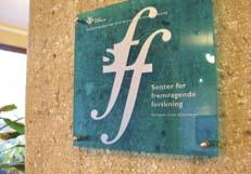SFF-plakett på plass i høyblokken 14.
