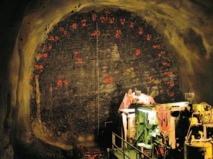 Berginjeksjon i praksis 27 lekkasjekriterier og tunneltversnitt 8,5 m. Med større bergoverdekning kan hullengden for bergmasse A og delvis B økes til 24 50 m og antall hull reduseres til 7 35 stk.