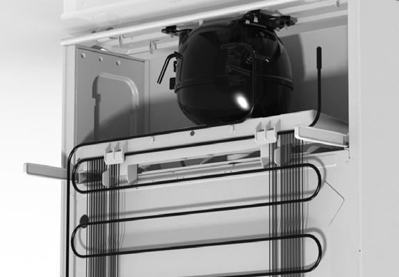 Apparatet leveres med to avstandsstykker som skal installeres på nedre del av kabinettet for å hindre at apparatet skyves for nær veggen.