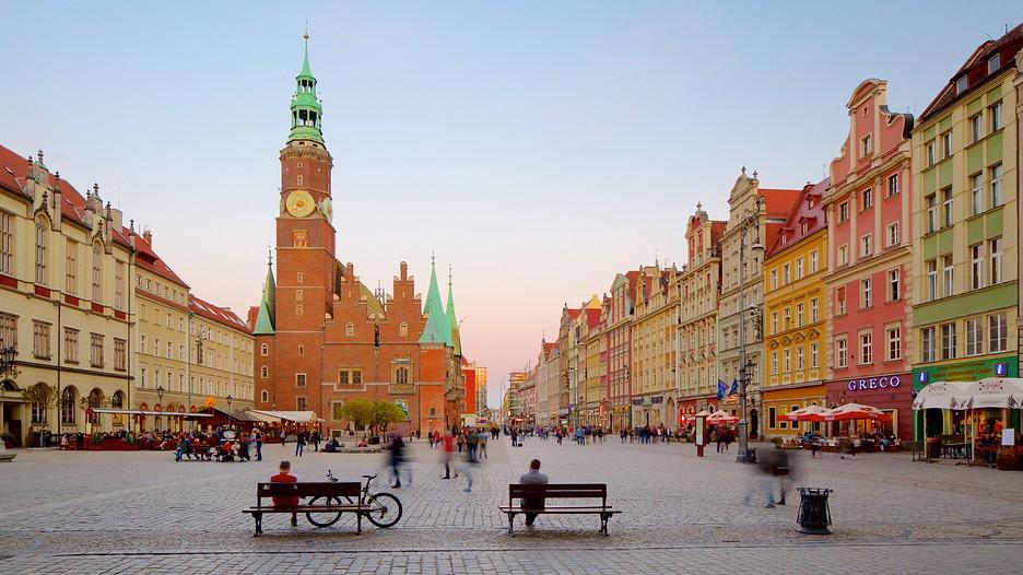 Først kjører vi til Swidnica, hvor vi skal se torget, katedralen og Fredskirken, som er den største trekirken i